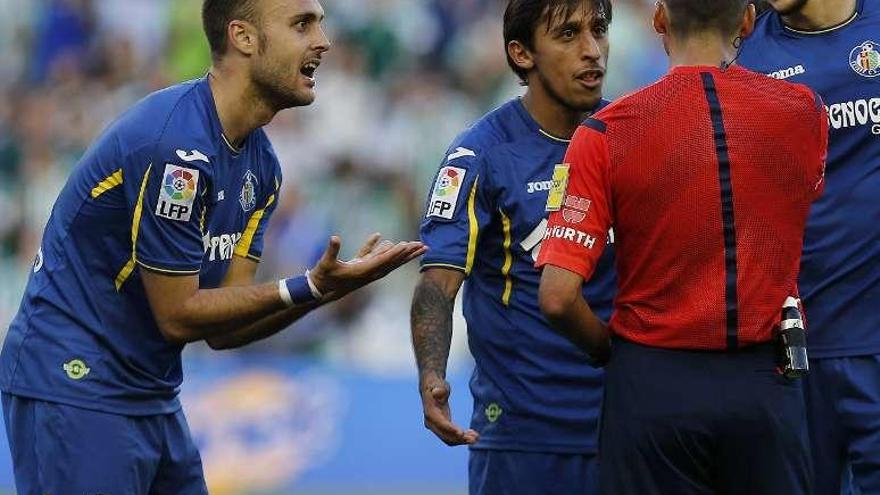 Los jugadores del Getafe discuten con el árbitro. // José Manuel Vidal