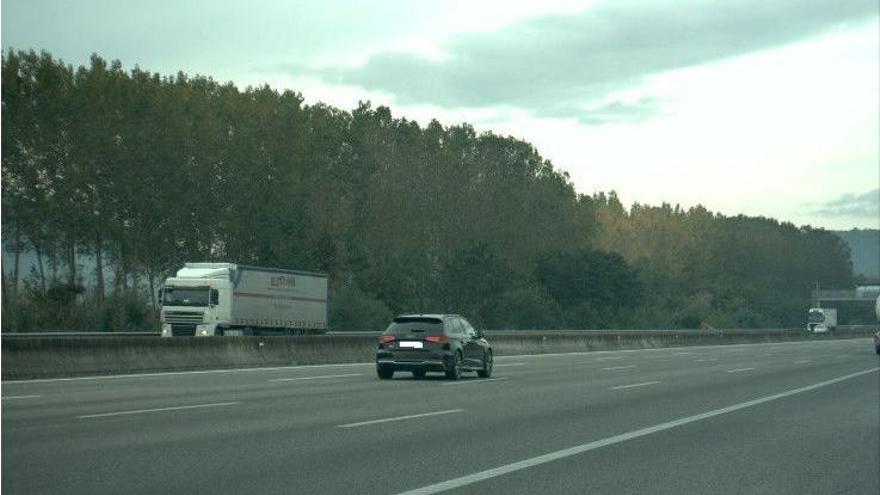 El cotxe enxampat conduint a alta velocitat per l&#039;autopista