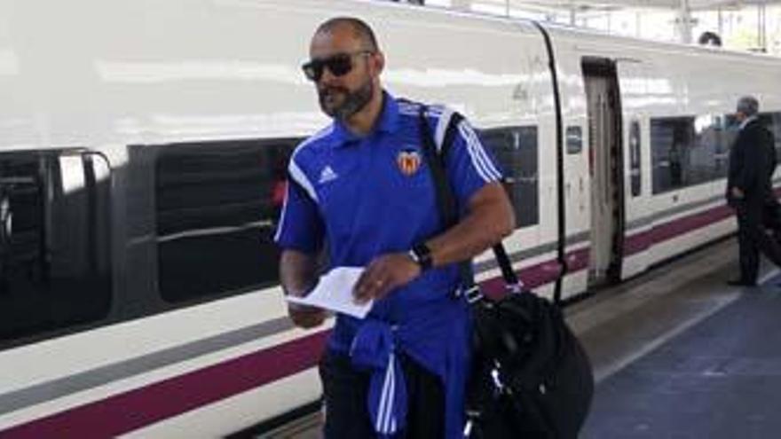 Nuno, ayer  cuando iba a  subir al  vagón del AVE para  viajar a Madrid.