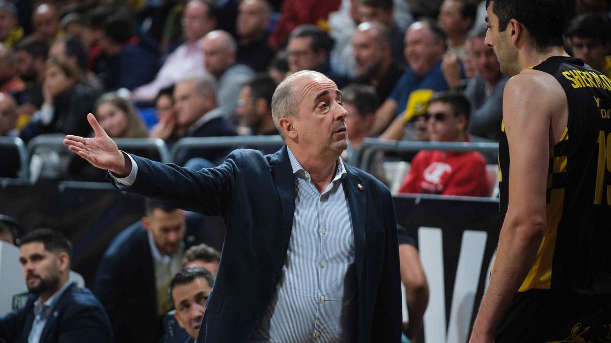 Vidorreta dialoga con Shermadini en una acción del partido de este viernes.