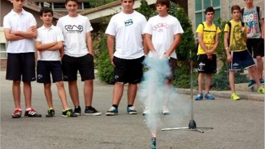 Estudiants de Lleida aprenent a llançar petards amb les indicacions de Protecció Civil.