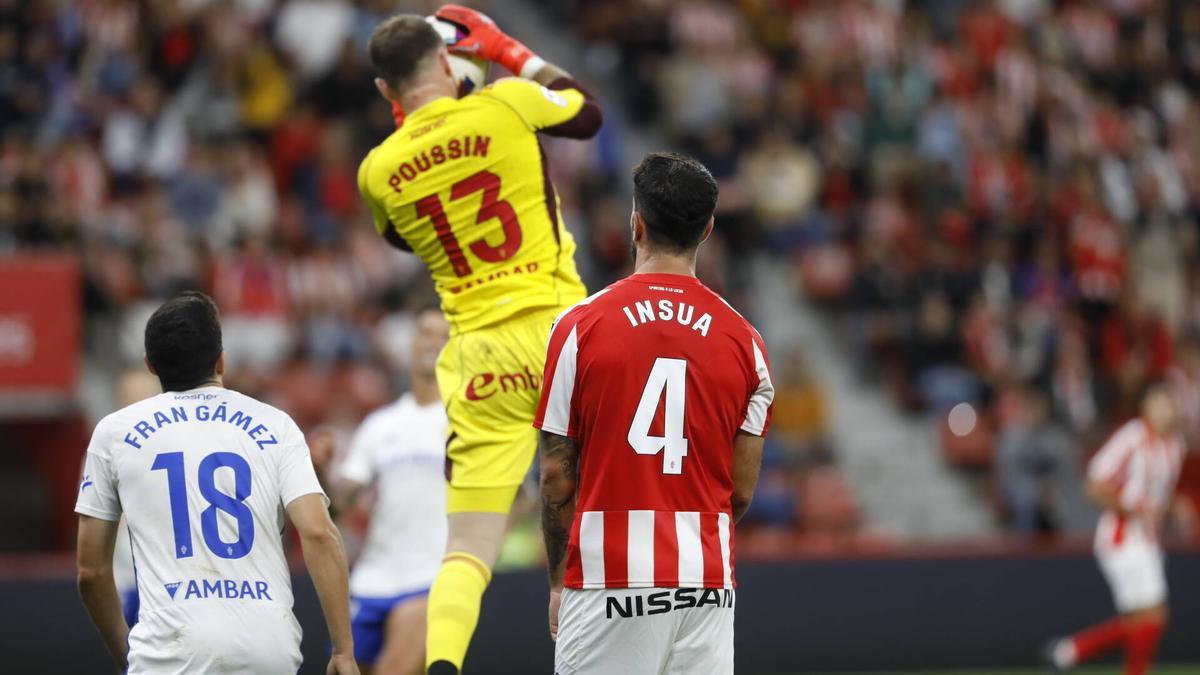 Poussin atrapa el balón con Insua justo detrás en la acción anterior al gol del central.