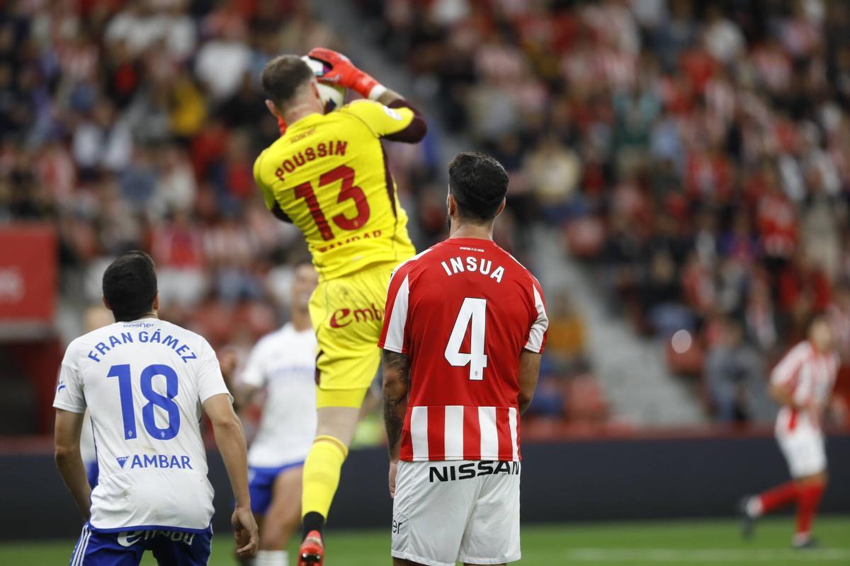 Poussin atrapa el balón con Insua justo detrás en la acción anterior al gol del central.