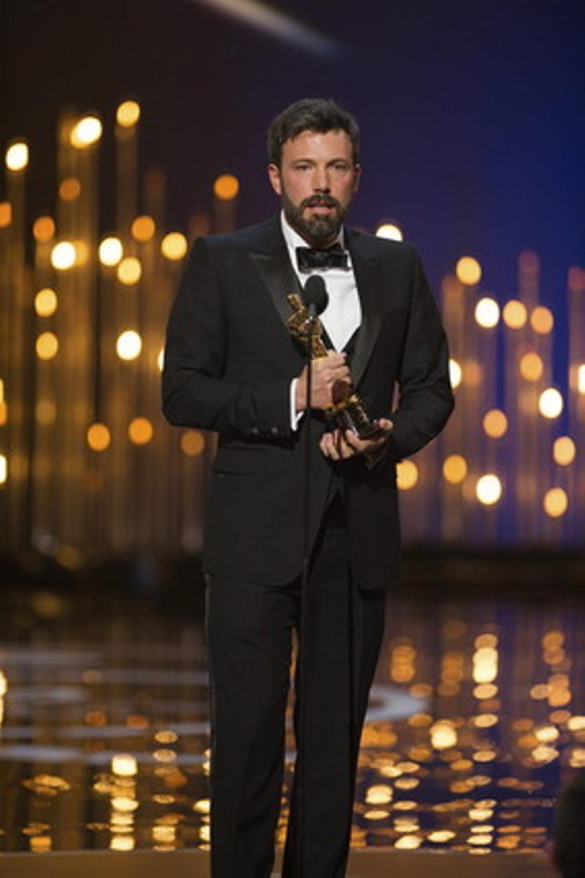 El director Ben Affleck rep l’Oscar a millor pel·lícula per la pel·lícula ’Argo’.