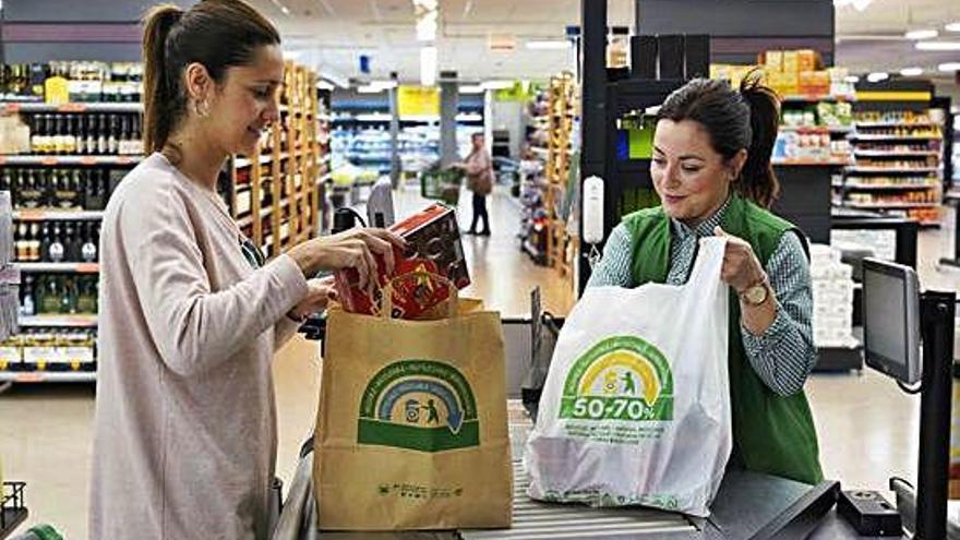 Una mujer compra en un supermercado.