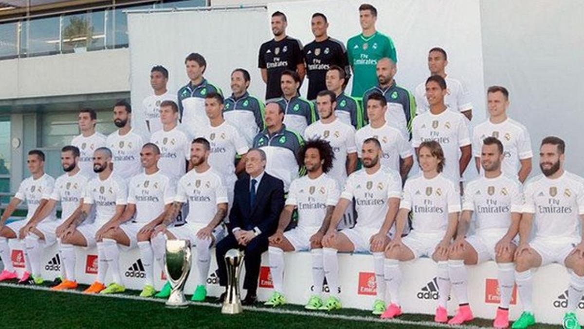 El Real Madrid 2015/2016 se fotografió con los títulos (Supercopa de Europa y Mundial de Clubs) de la temporada 2014/2015