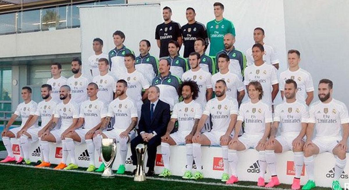 El Real Madrid 2015/2016 se fotografió con los títulos (Supercopa de Europa y Mundial de Clubs) de la temporada 2014/2015