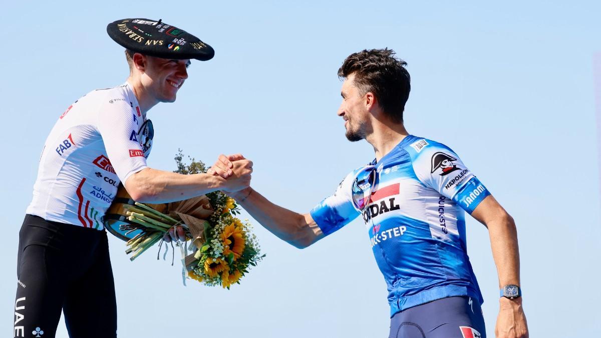 Hirschi se saluda con Alaphilippe