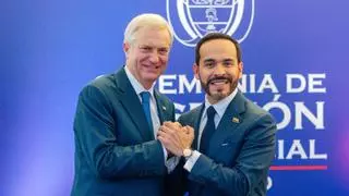 "Firmes por la patria". Con un saludo militar, Abelardo de la Espriella toma posesión como nuevo presidente de Colombia