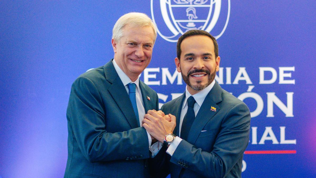«Firmes por la patria». Con un saludo militar, Abelardo de la Espriella toma posesión como nuevo presidente de Colombia