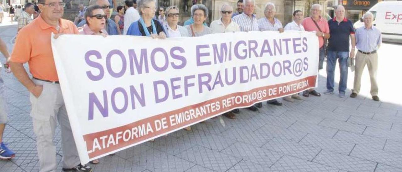 Emigrantes retornados se manifiestan en la plaza de A Peregrina. // Santos Álvarez