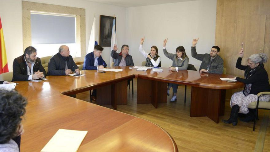 Ediles del PP y del BNG, en una votación.
