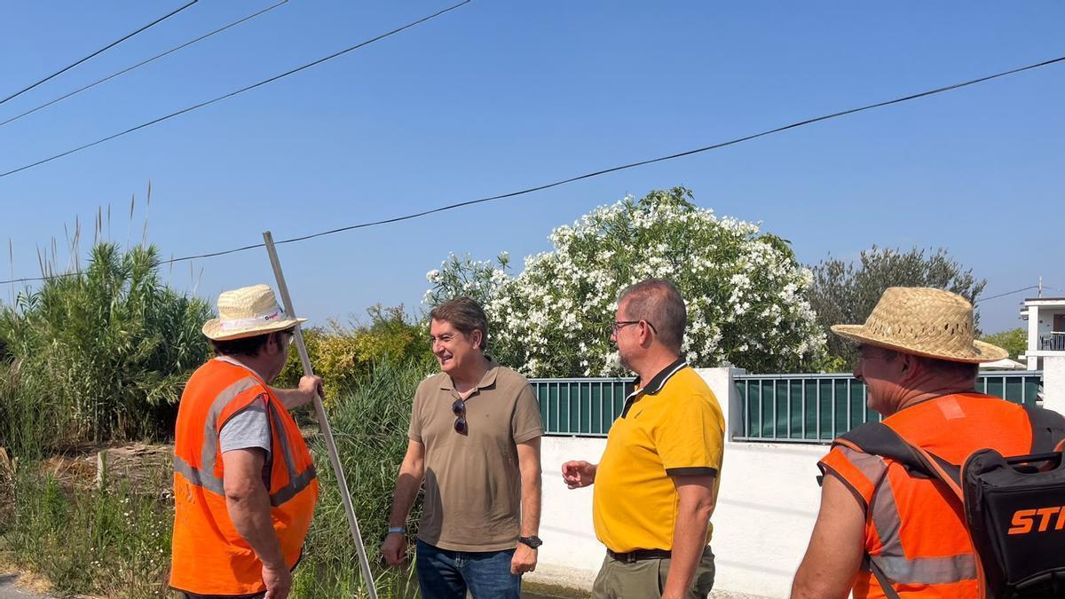 Las brigadas municipales han realizado esta semana trabajos de desbroce y retirada de restos vegetales