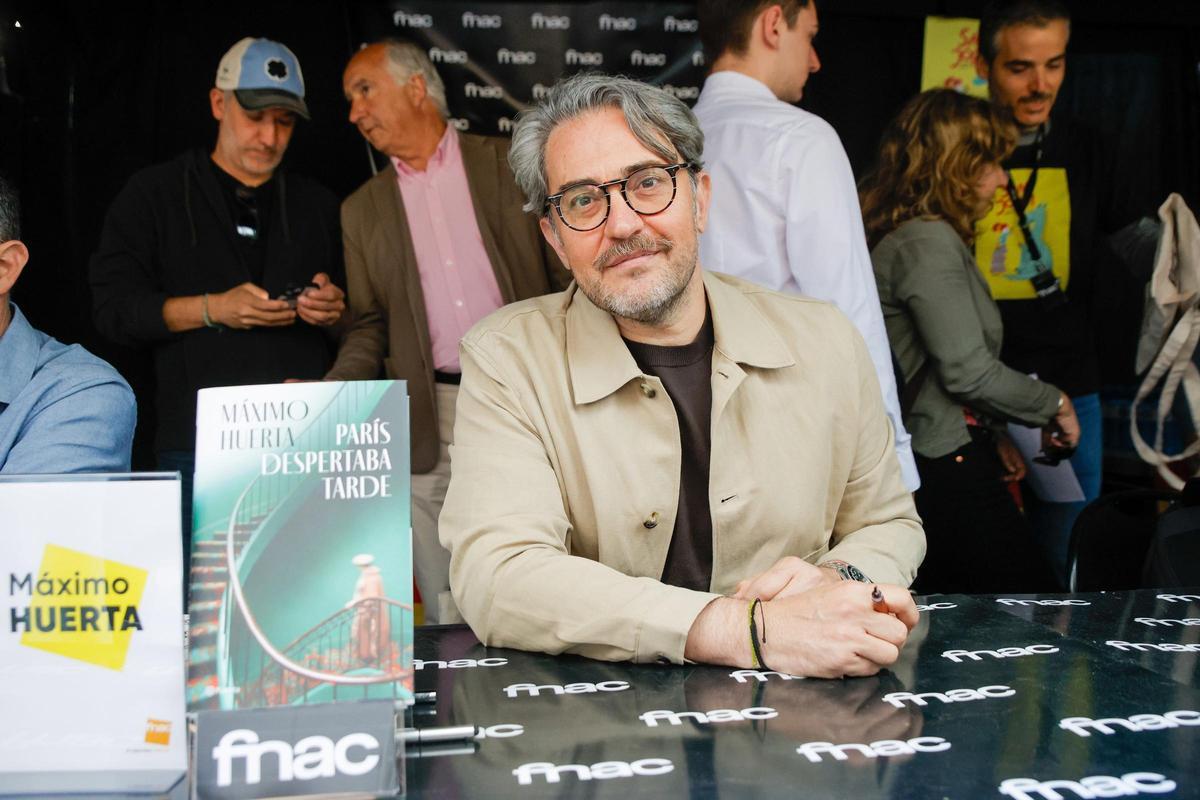Máximo Huerta firmando libros por Sant Jordi en Barcelona.
