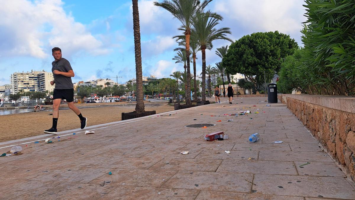 Galería de imágenes de la suciedad en el la playa de s'Arenal de Sant Antoni a primera hora de la mañana Galería de imágenes de la suciedad en el la playa de s'Arenal de Sant Antoni a primera hora de la mañana