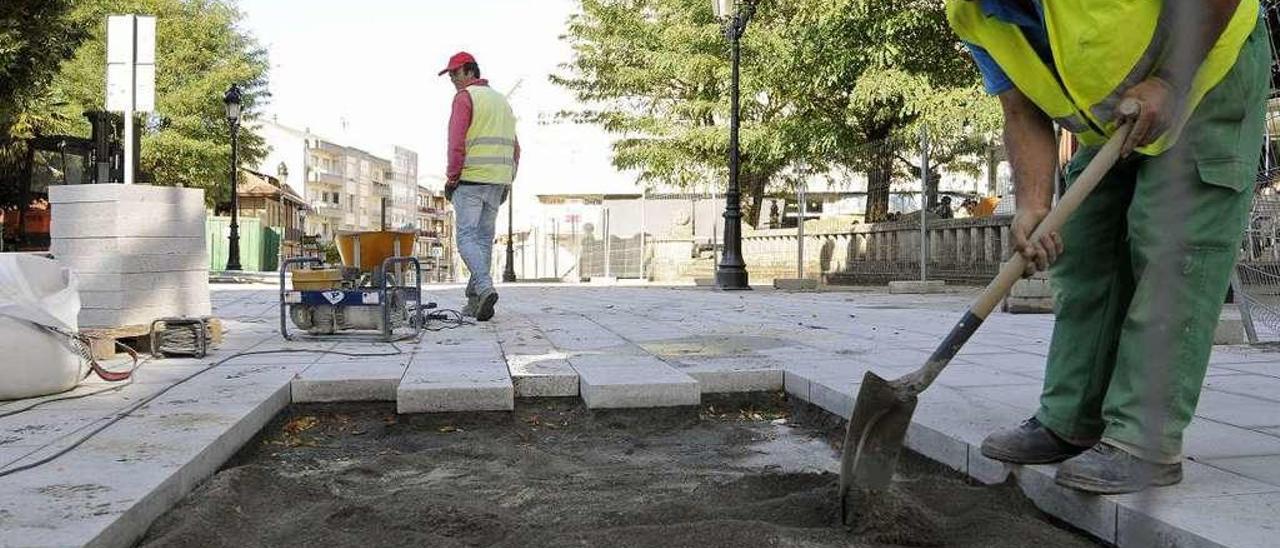 Dos trabajadores de la construcción en Lalín. // Bernabé/Javier Lalín