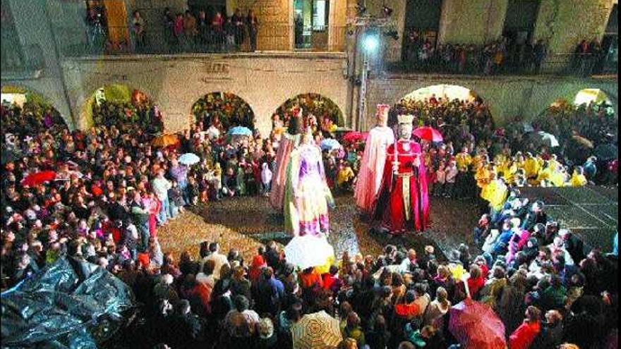 Els gegants, a la plaça del Vi, van estar els protagonistes durant tota la atarda de l´estrena de les festes de Sant Narcís.