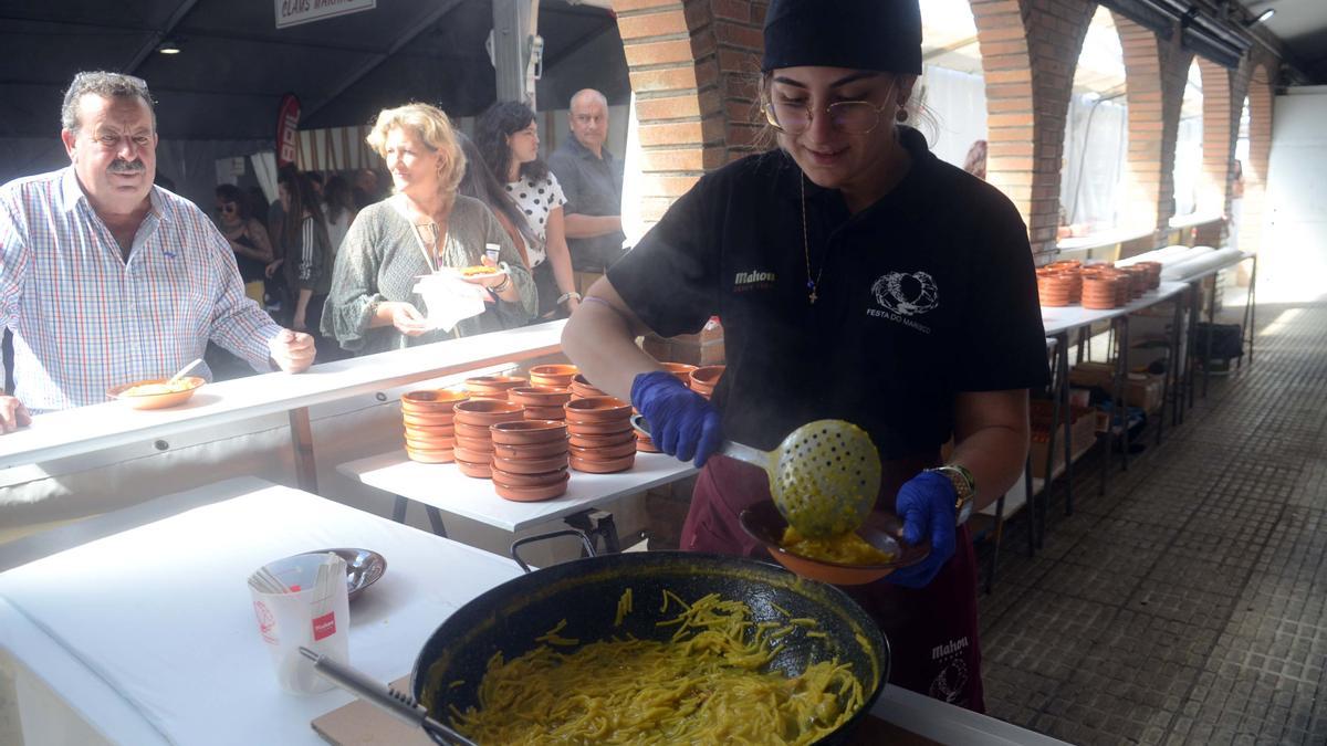 Los fideos con almejas, mejillones, berberechos y volandeira se sirven con cazuela de recuerdo, a 7 euros.