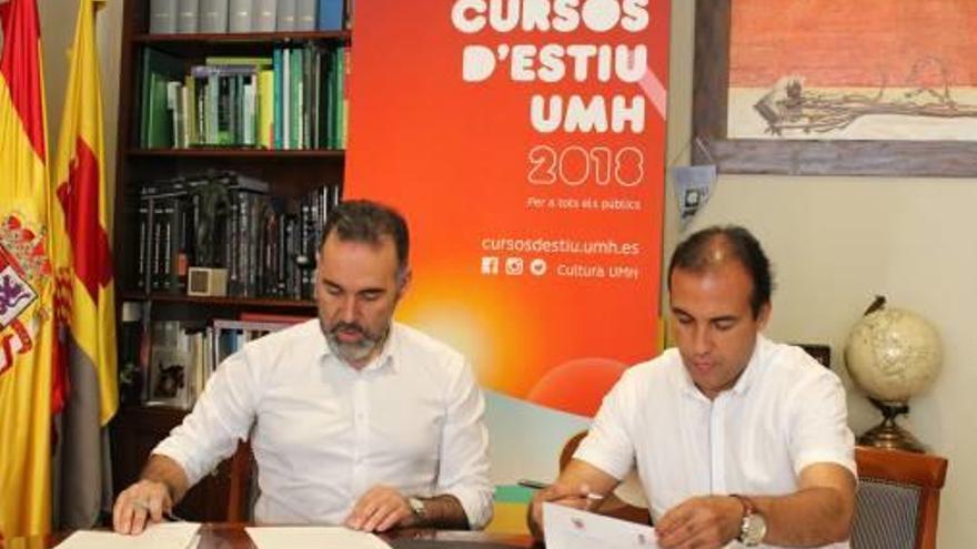 El alcalde y el director de los cursos firmando el convenio.