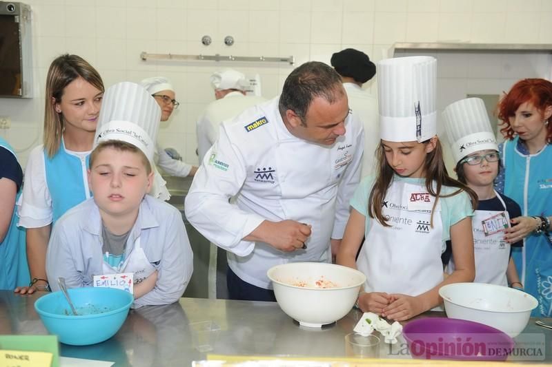 El chef Ángel León imparte en Murcia un taller de cocina para niños con autismo