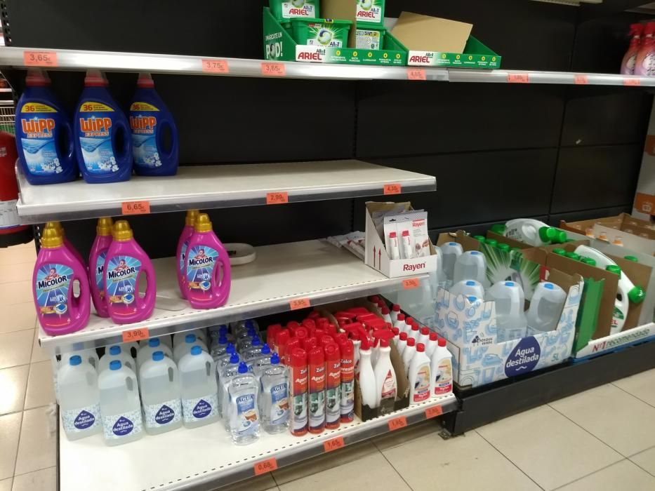 Leere Supermarktregale auf Mallorca