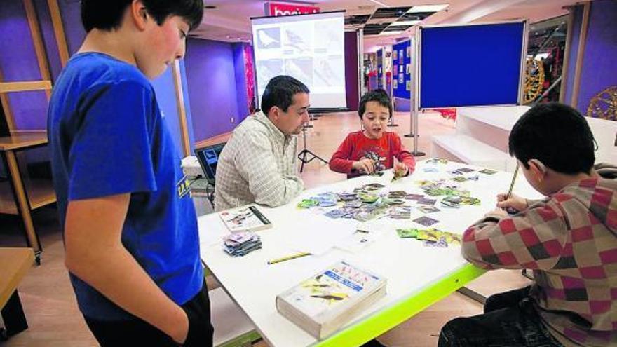 Uno de los responsables de Mavea, ayer, compartiendo conocimientos con tres niños.