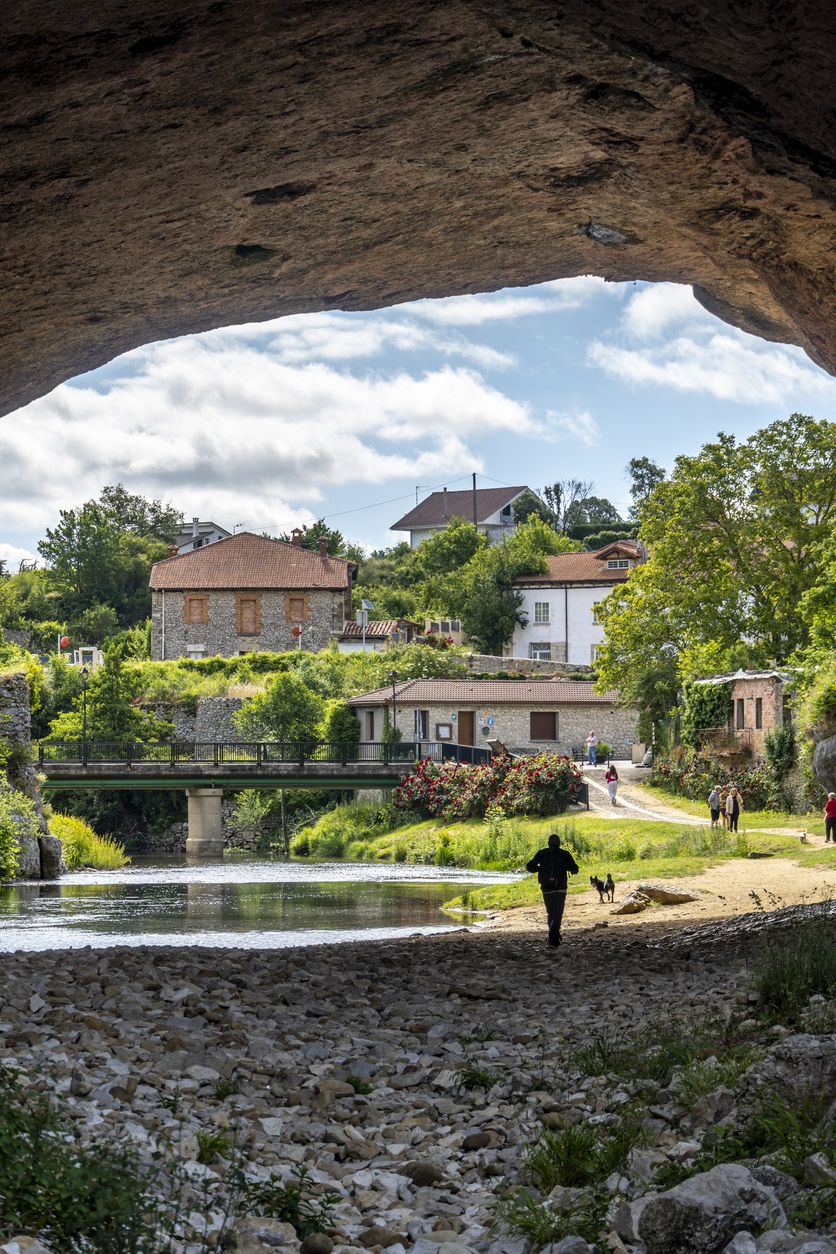 Paseos turísticos por el pueblo de Puentedey está situado sobre un puente natural sobre el río Nela, Las Merindades, provincia de Burgos, Castilla-León, Castilla y León, España.