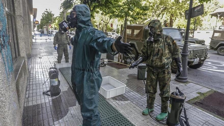 Guardar una cola de 100 cacereños que esperan la mascarilla