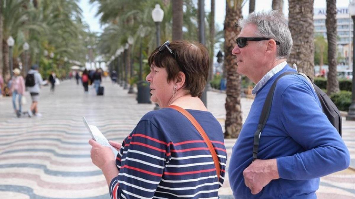 Dos turistas de paseo por la Explanada de Alicante en una imagen de archivo.