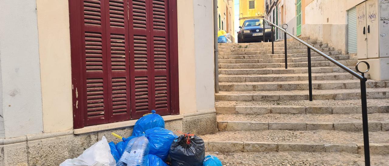 Bolsas de basura, en una calle de Felanitx.