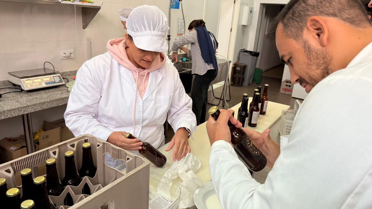 Fotografía del proceso de etiquetado de las cervezas artesanas elaboradas por los alumnos del instituto San José de Badajoz.