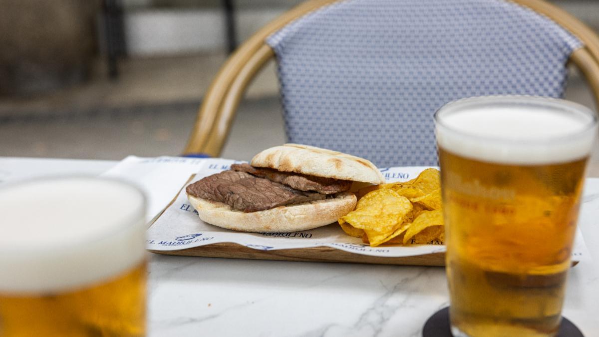 La cerveza bien tirada es una de las señas de identidad de El Madrileño, una cervecería castiza con barra viva y espíritu de barrio.