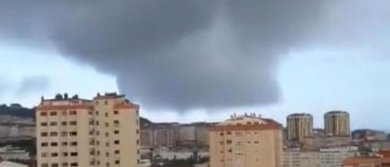 Nubes, con amagos de tubas de manga marina, ayer.   | // BEATRIZ HERVELLA