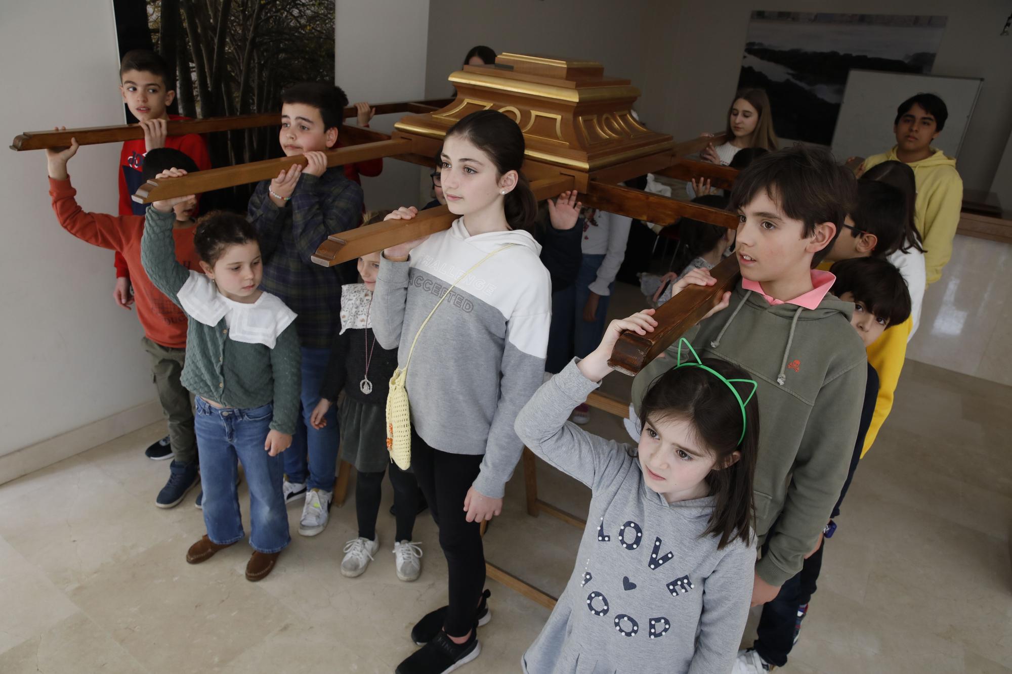 En imágenes: Ensayo de la Cofradía del Niño del Remedio para su procesión de Semana Santa