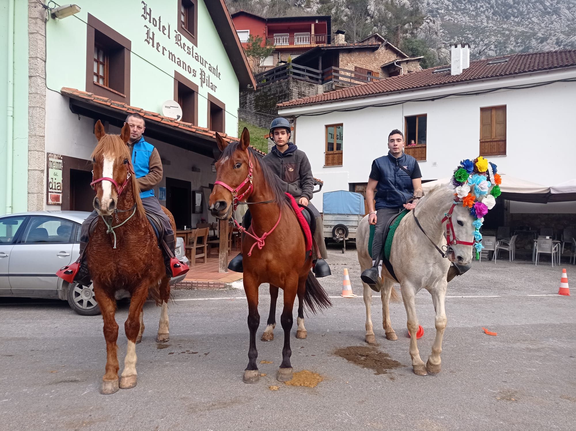 Doce mozos de Sellaño salen a caballo a pedir El Aguinaldo