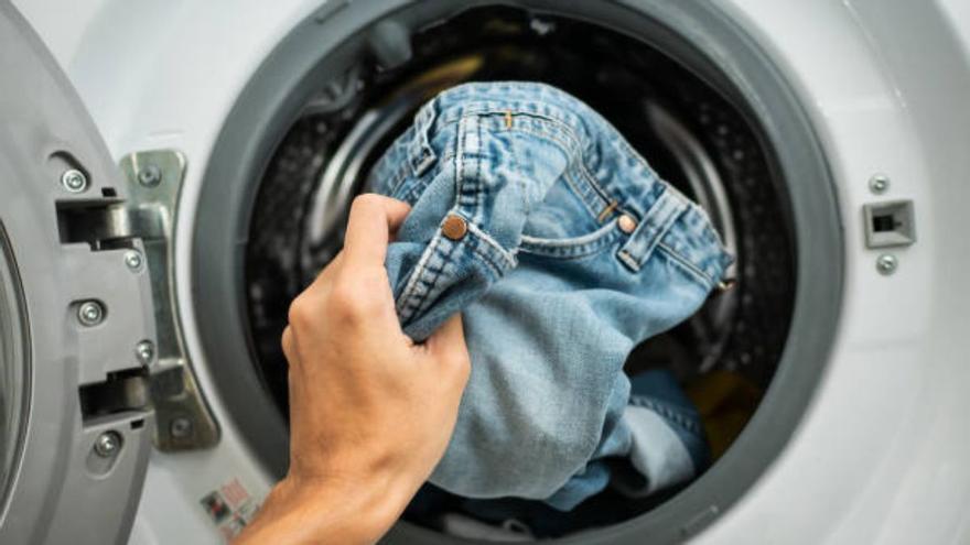 El truco viral para lavar los pantalones y no tener que plancharlos después