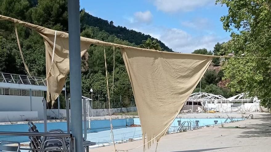 El estado de abandono de la piscina municipal al aire libre de la Vall d&#039;Uixó