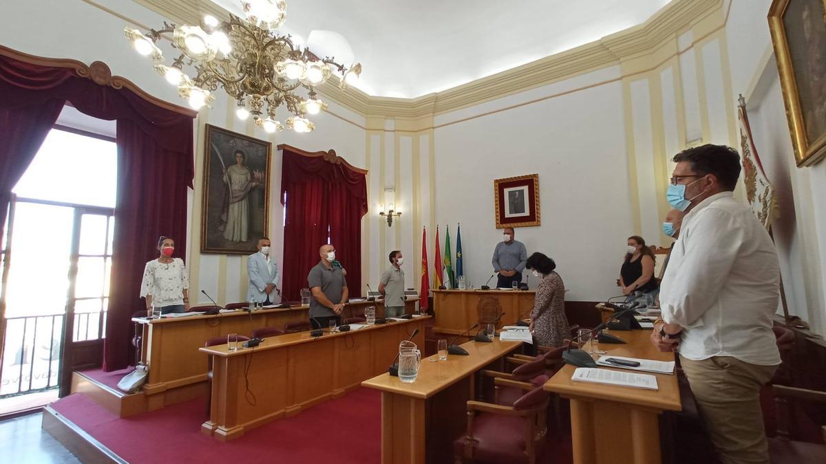 Los miembros de la corporación guardan un minuto de silencio por Isaac, ayer en el salón de plenos.