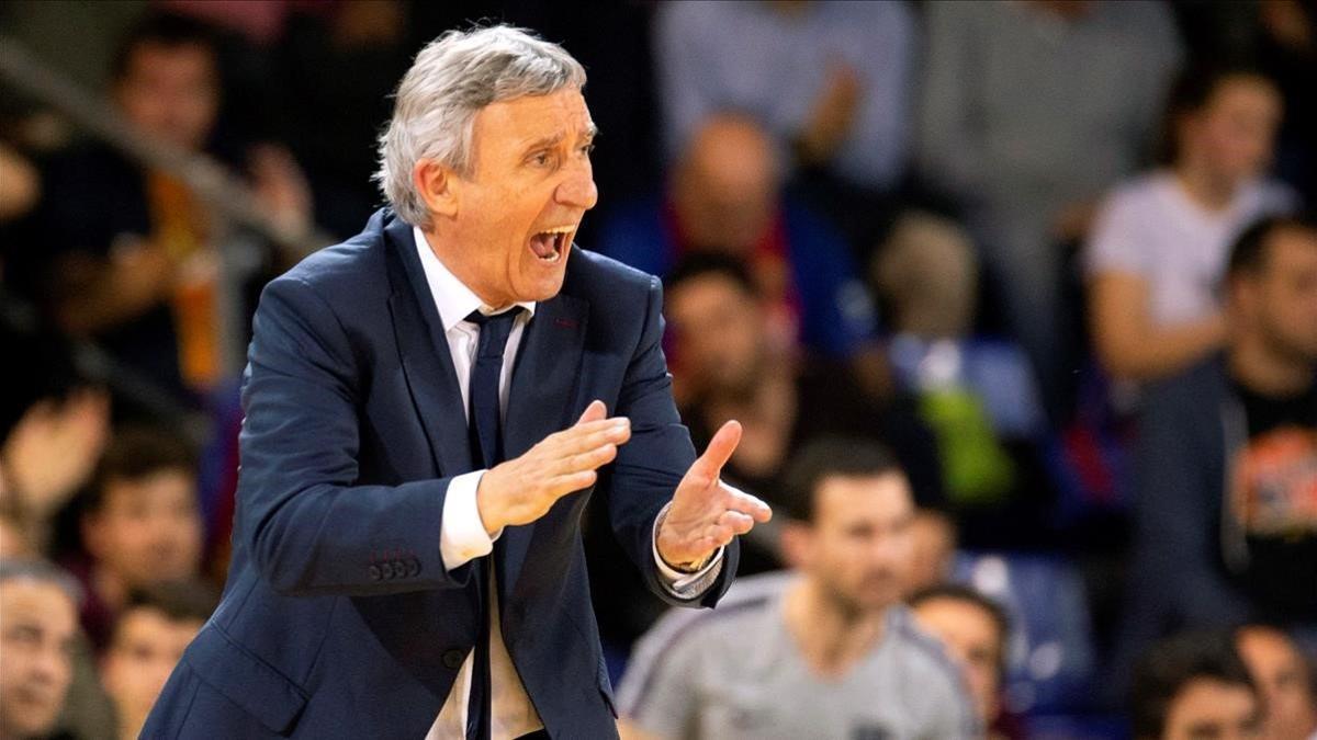 Pesic da instrucciones a sus jugadores.