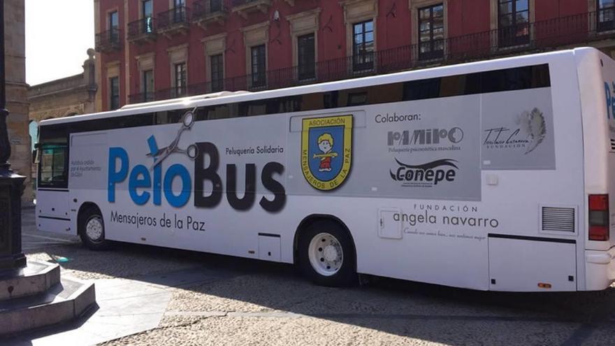 Un lateral del autobús peluquería.