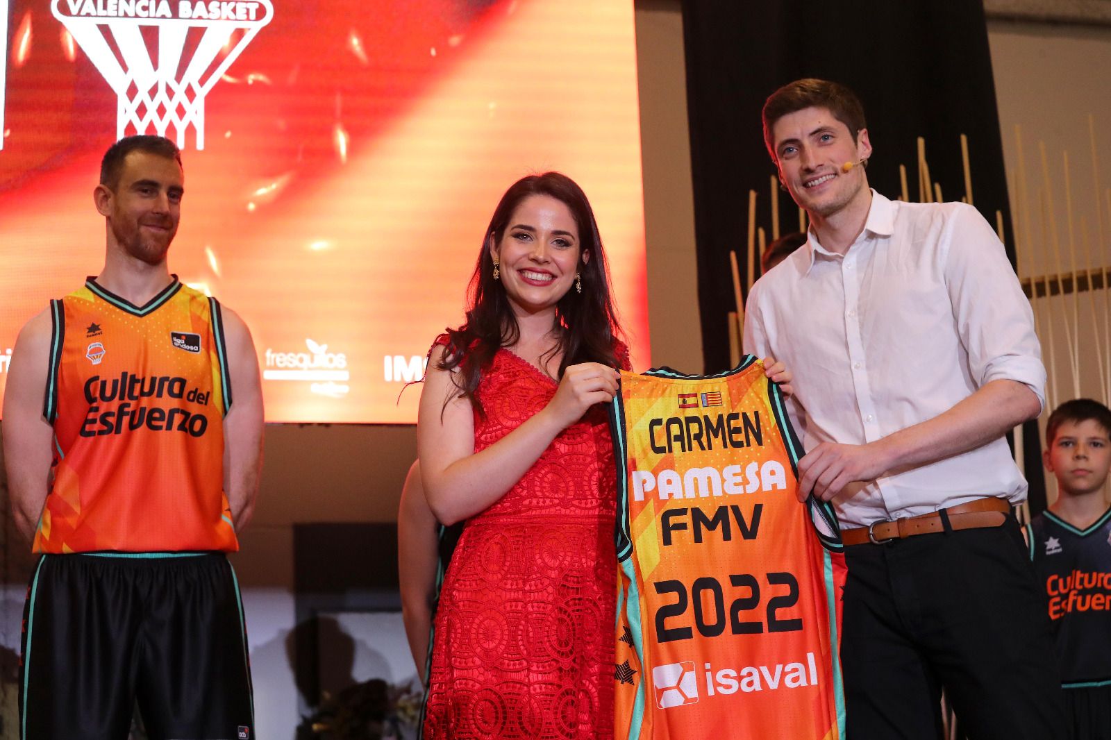 Las nuevas equipaciones de Valencia Basket: ¡Sorpresa con 'pólvora y cenizas'!