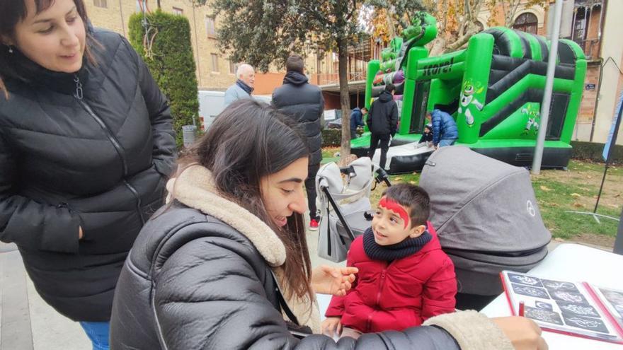 Hinchables, pintacaras y una charanga para estimular las ventas en el comercio de Benavente