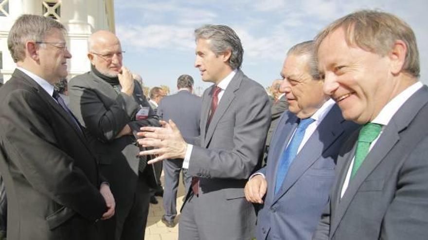 Ximo Puig, el empresario Juan Roig, Íñigo de la Serna, Vicente Boluda y el delegado del Gobierno, Juan Carlos Moragues.