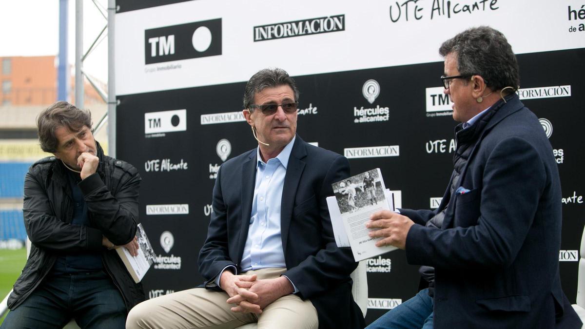 Presentación de la biografía de Mario Alberto Kempes en el Rico Pérez de Alicante, en 2019.