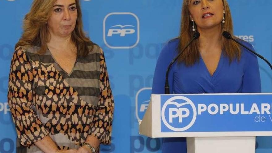 Lucía Molares y Elena Muñoz, ayer, en la sede del PP. // R. Grobas