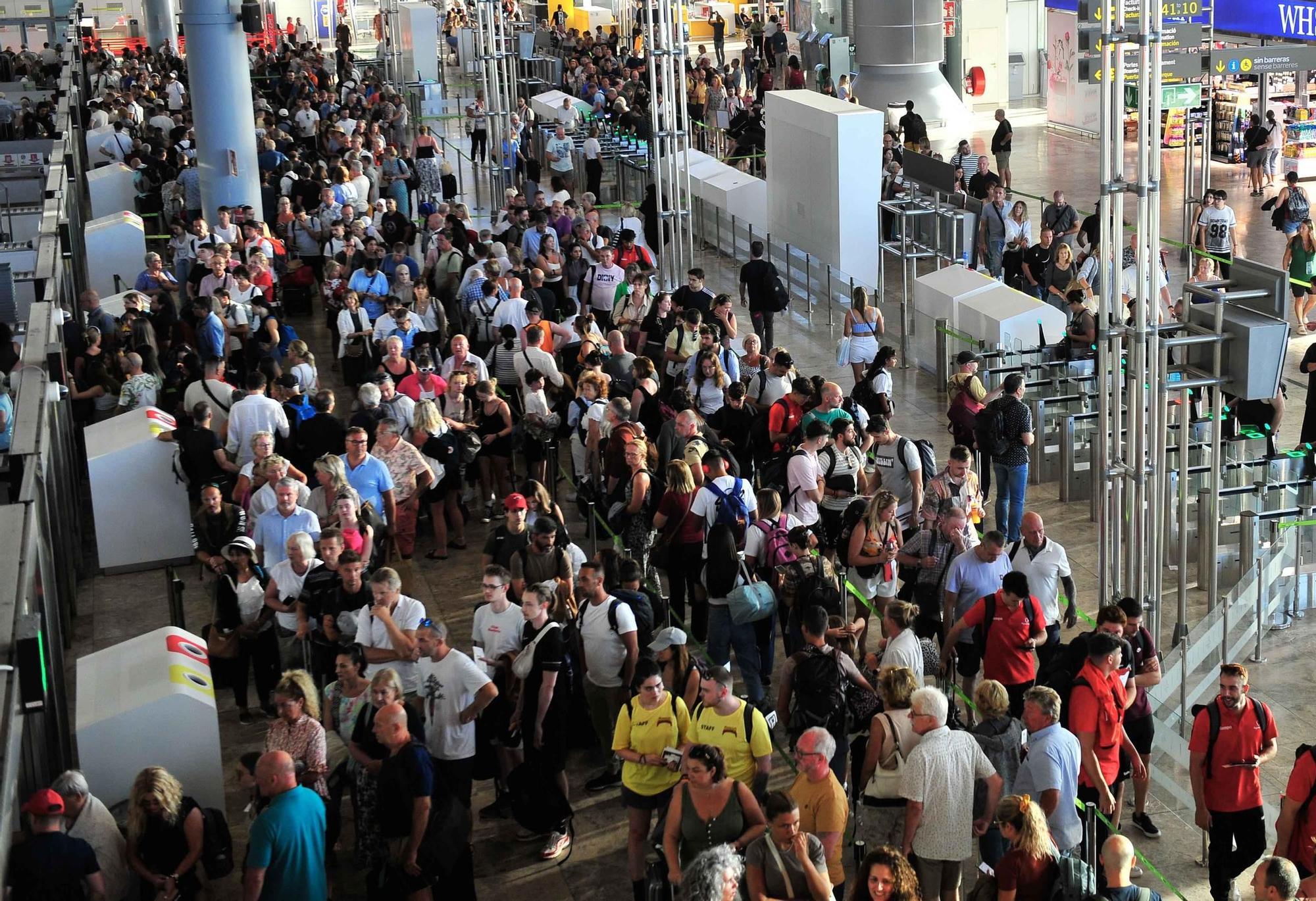 La huelga de los vigilantes de la seguridad del aeropuerto Alicante-Elche colapsa las salidas