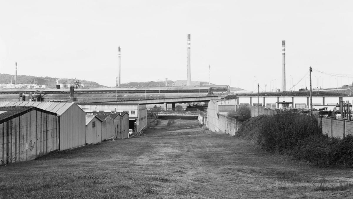 Una de las fotos de Damián Ucieda que recoge el trazado soterrado del oleoducto de A Coruña.   | // LOC