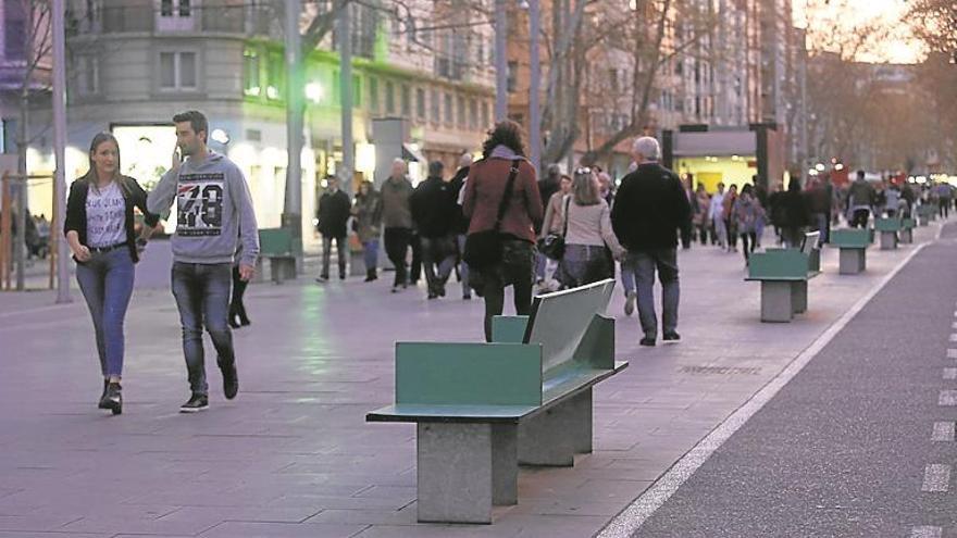 El consistorio colocará un centenar de bancos nuevos en Gran Vía