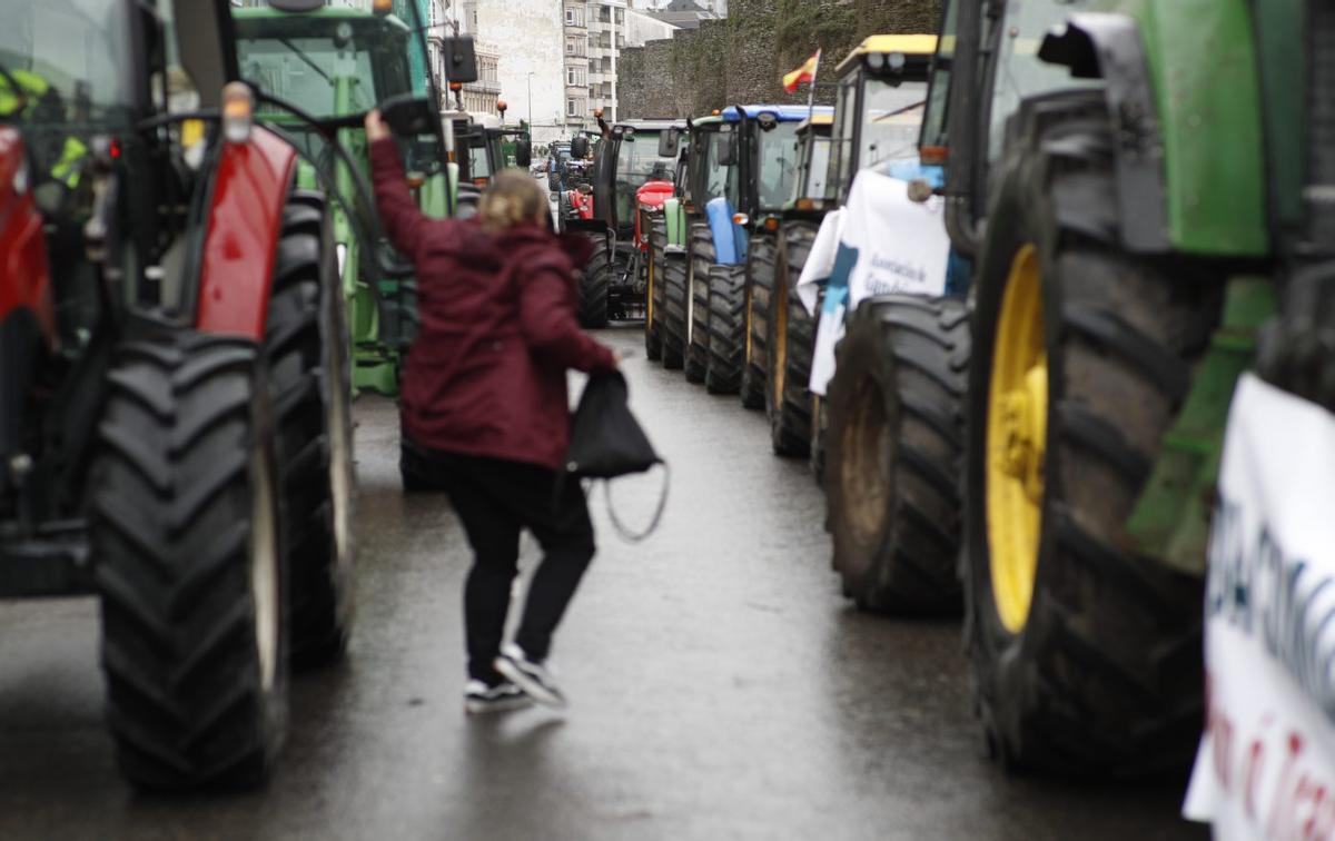 Tractores rodeando la Muralla de Lugo en protesta por el tratado con Mercosur. | |