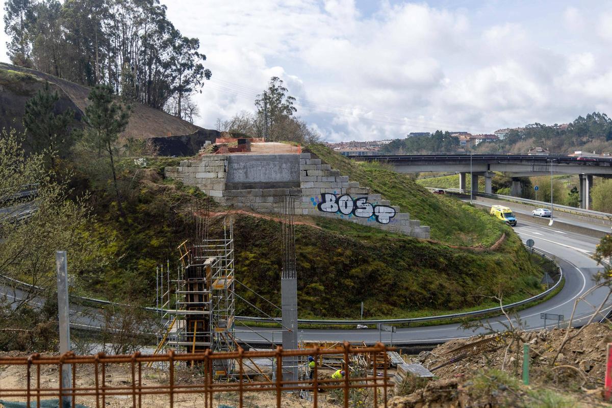 Trabajos para instalar la pasarela que cruzará el ramal de acceso al periférico desde la Autopista del Atlántico y la Autovía de Brión